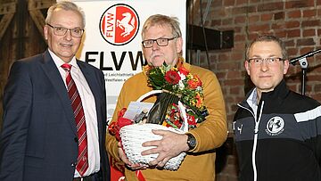 Thomas Harder wird von KV Klaus-Dieter Leiendecker und Matthias Wolf verabschiedet